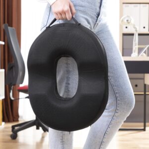 Coussin Assise+ tenu par sa poignée de transport