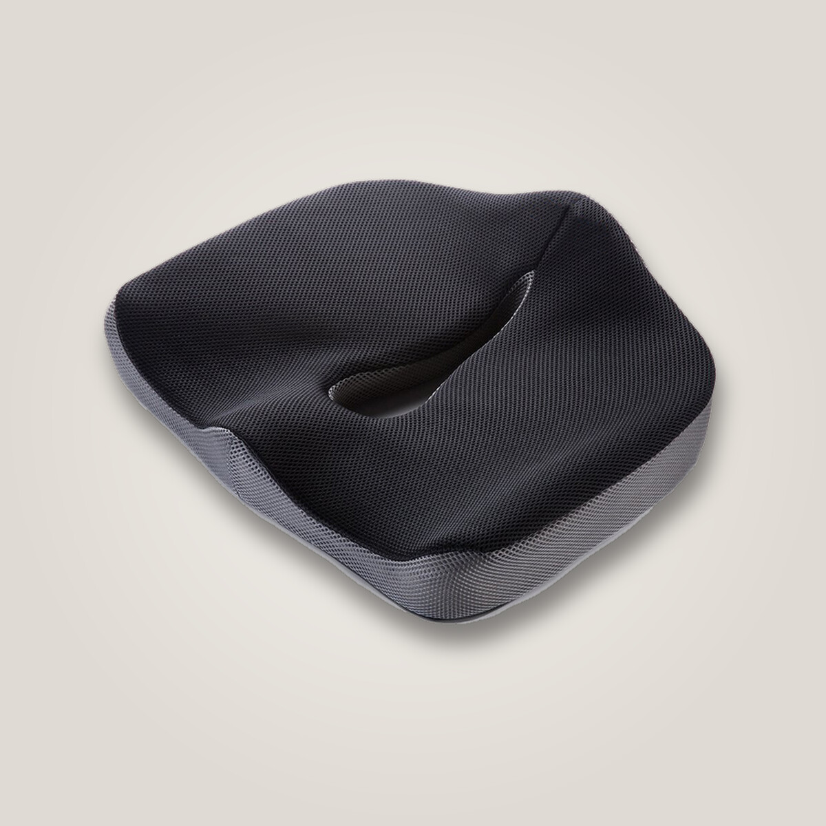 Coussin sciatique Assise+ en mousse à mémoire de forme, découpe arrière et housse en maille respirante noire et grise