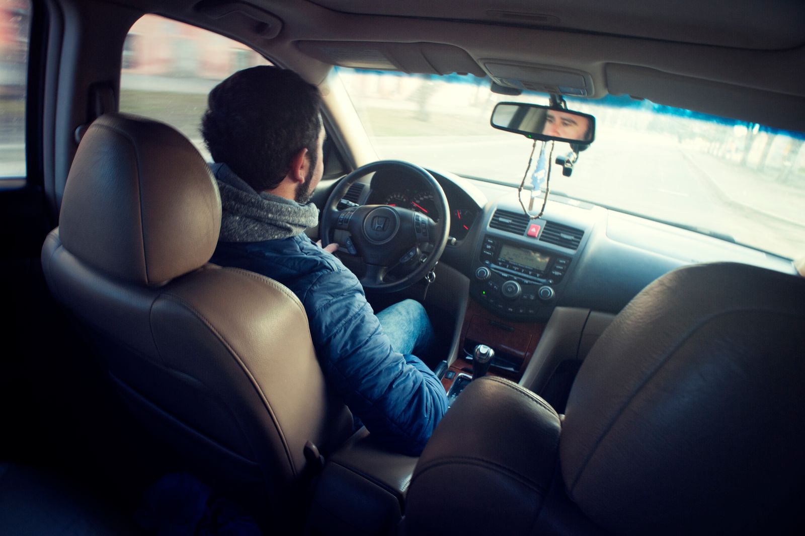 Conducteur au volant — coussin d'assise pour la sciatique en voiture
