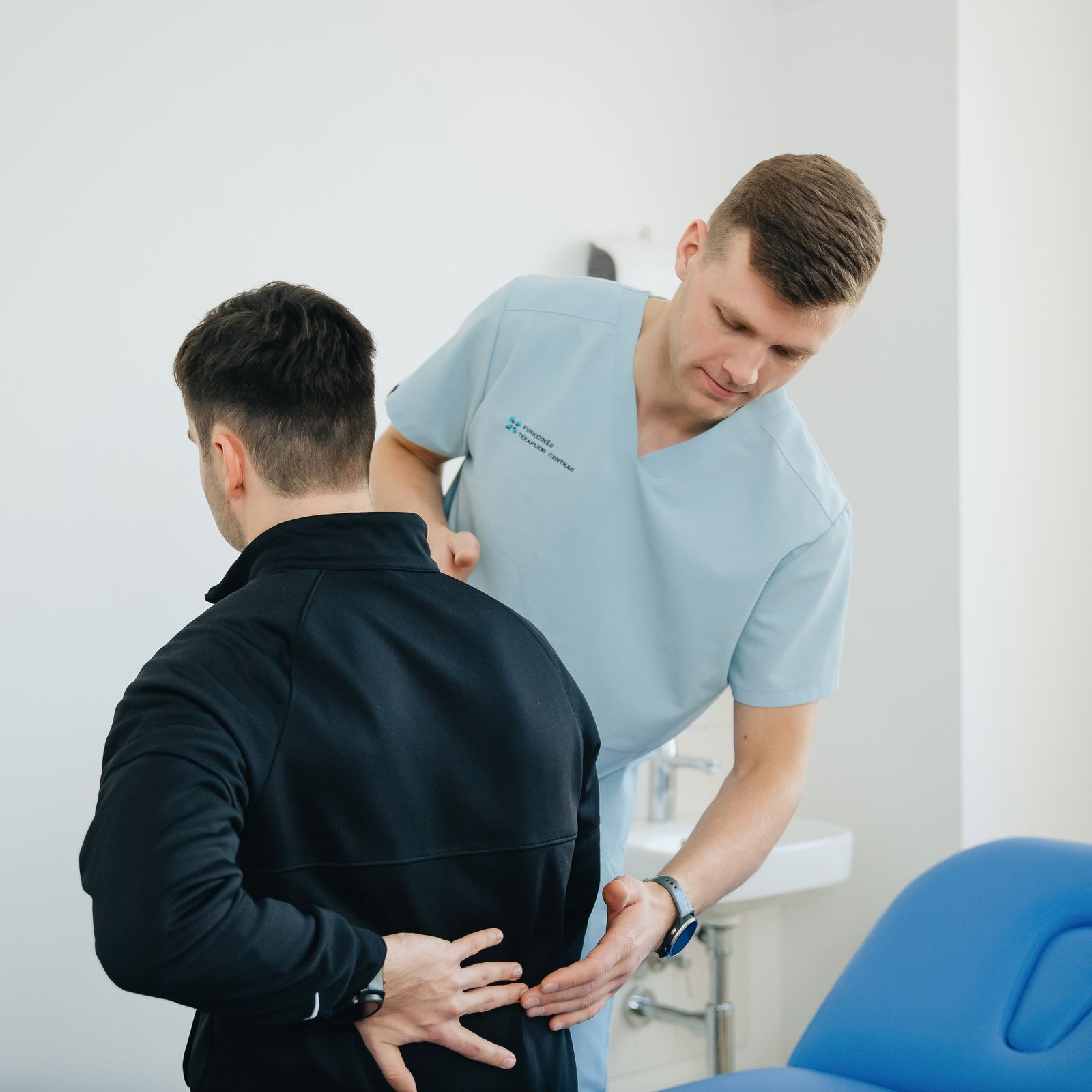 Ostéopathe examinant le bas du dos d'un patient