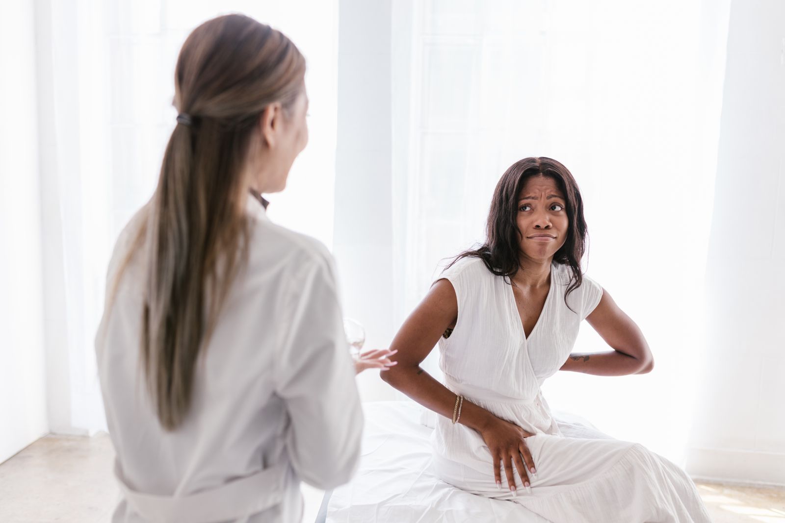 Personne tenant son bas du dos — ceinture lombaire et sciatique
