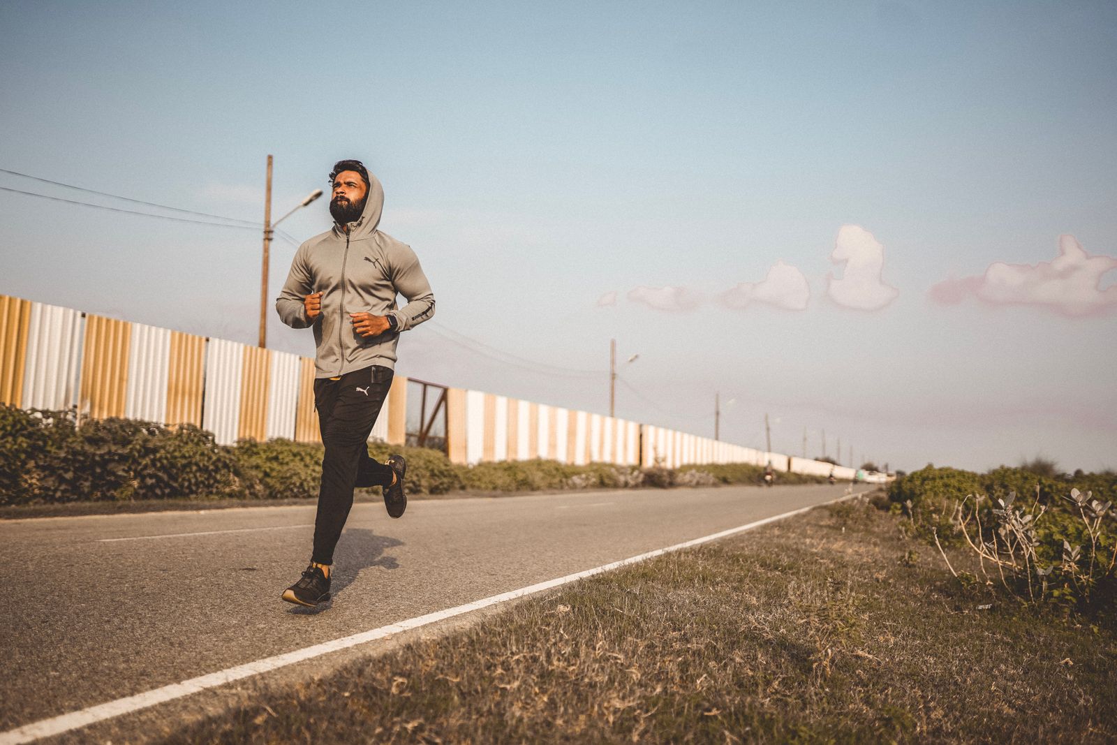 Homme courant sur une route — course à pied et sciatique