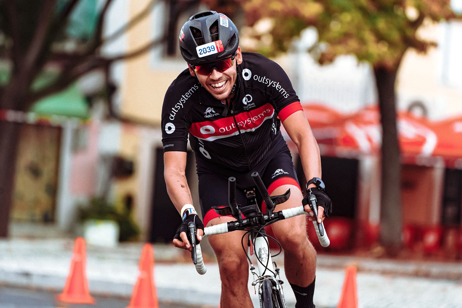Cycliste sur route — pratiquer le vélo avec une sciatique