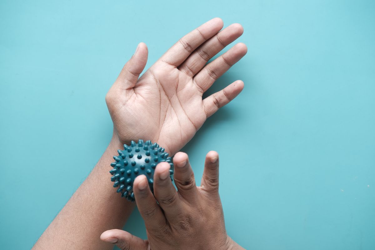 Balle de massage utilisée pour l'automassage du muscle piriforme