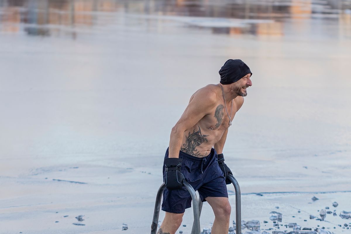 Immersion dans l'eau froide, une forme de cryothérapie corps entier