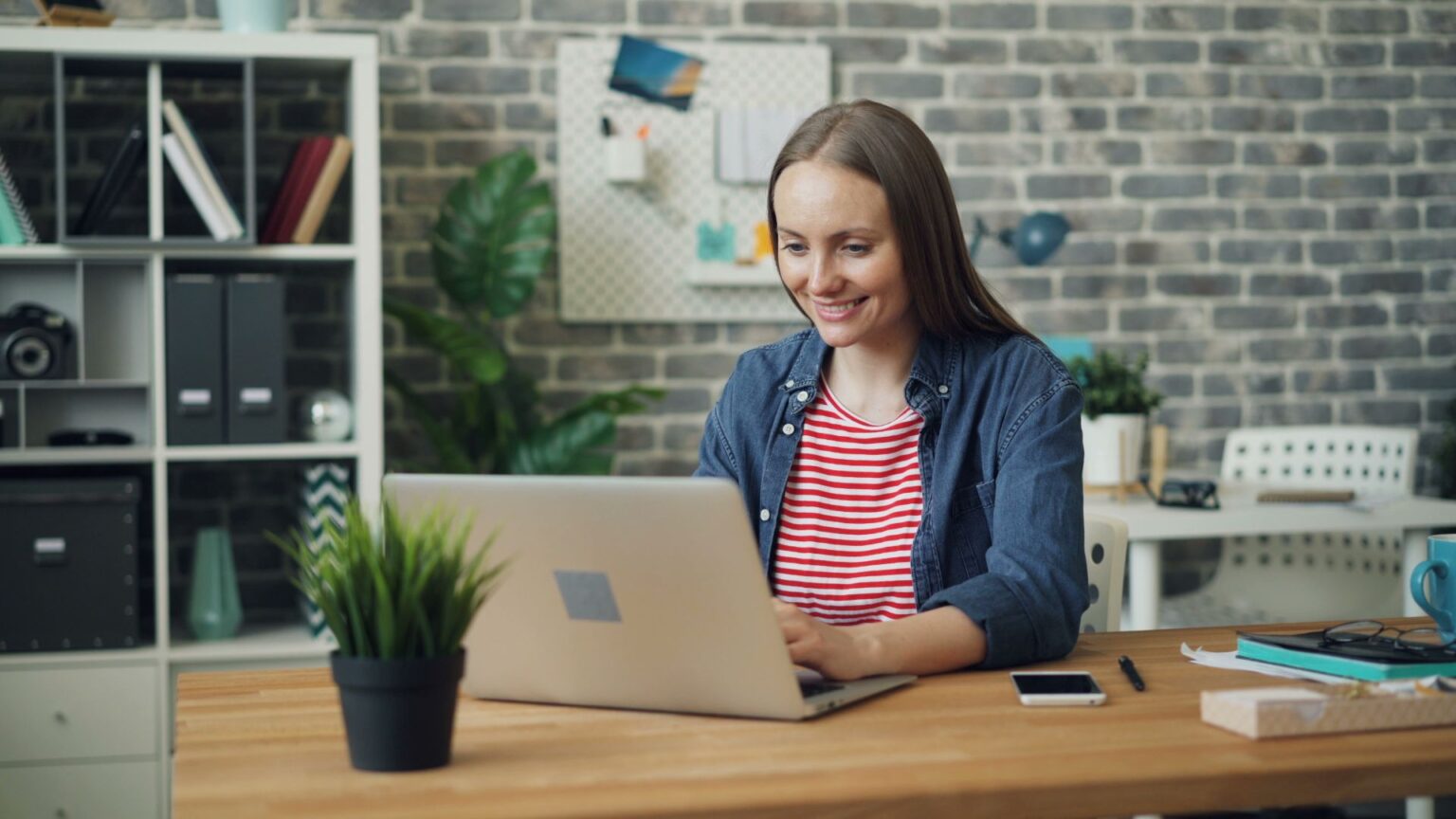 Femme assise confortablement à son bureau