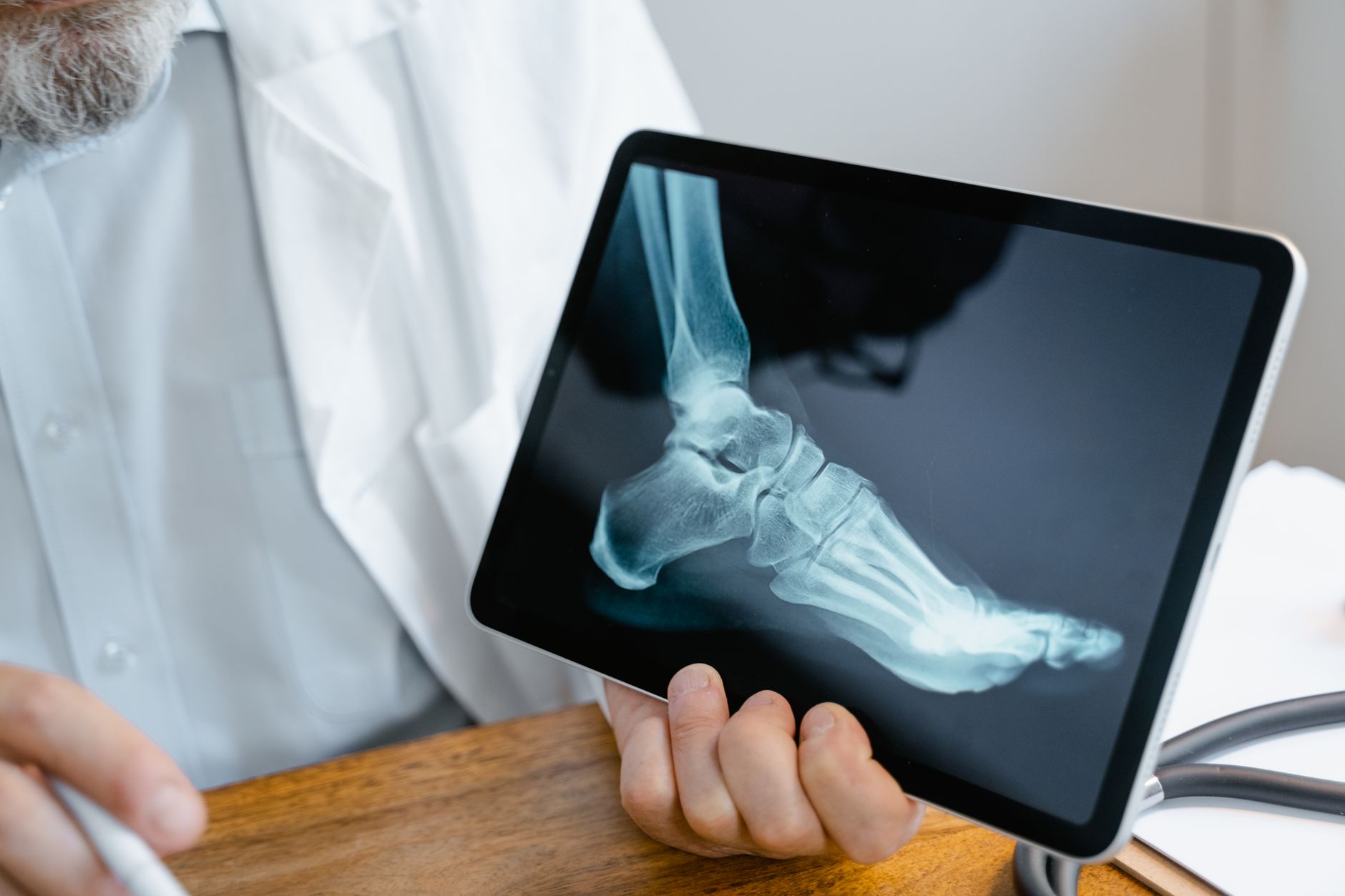 Medecin examinant une radiographie du pied et de la cheville