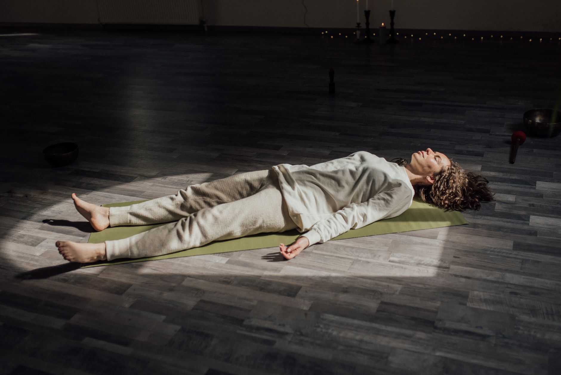 Personne allongee pratiquant la relaxation pour gerer le stress et la douleur du dos