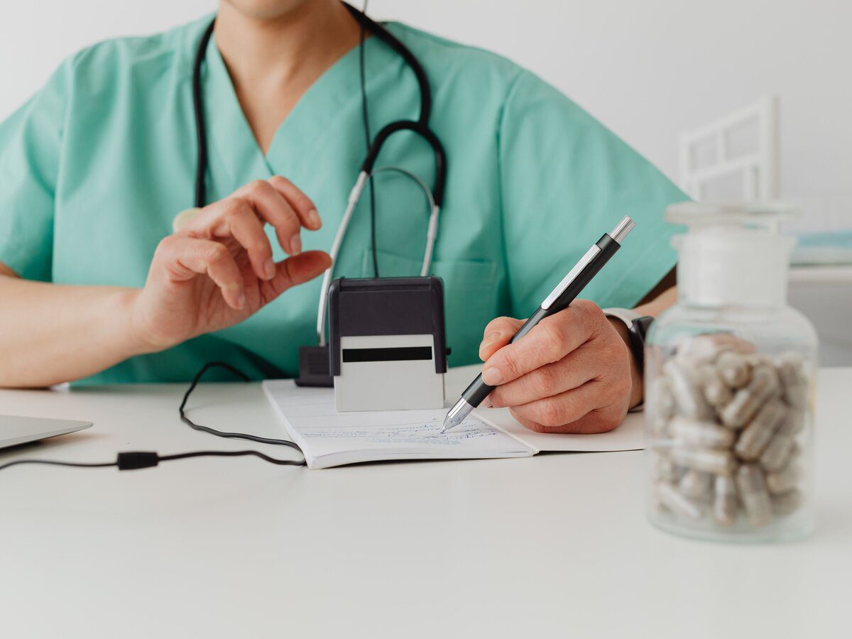 Médecin rédigeant une ordonnance de médicaments pour traiter une hernie discale sans opération