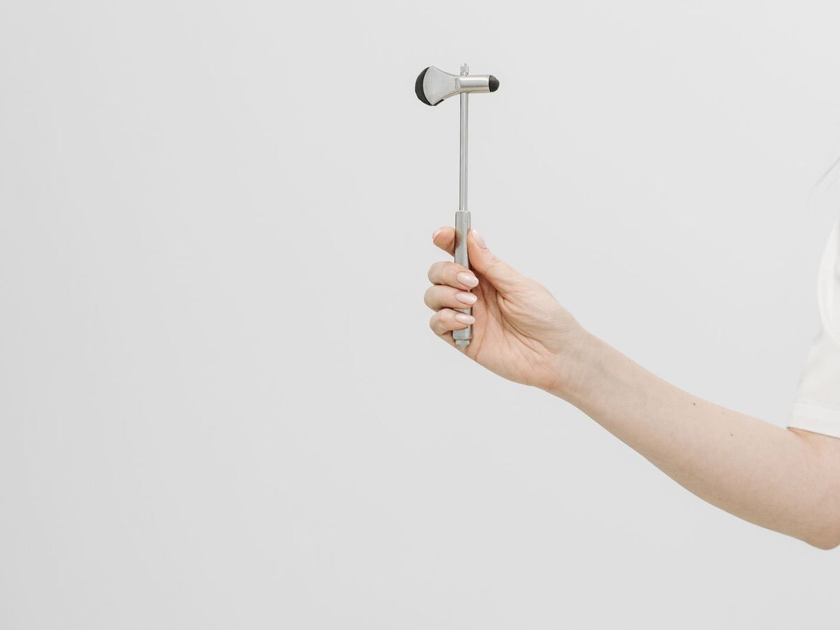 Marteau à réflexes utilisé pour tester le réflexe achilléen, signe clinique d'une hernie discale L5-S1