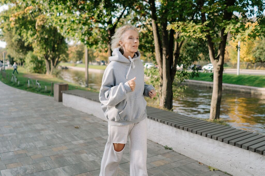 Femme qui court le long d'un canal