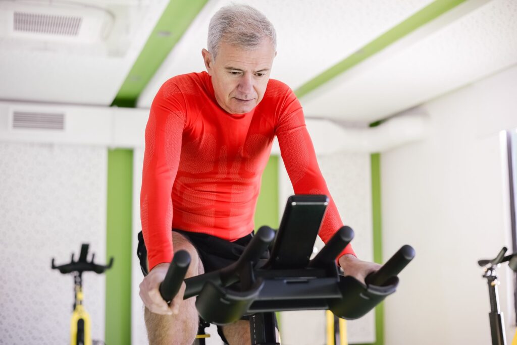 Homme qui pédale sur un vélo d'appartement